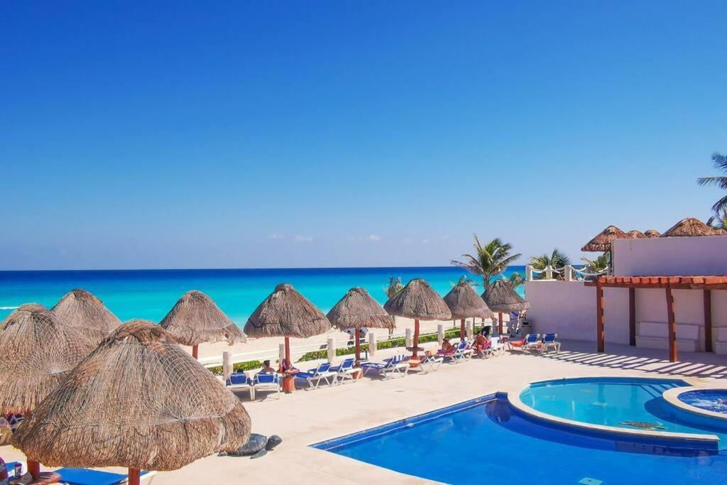Villa Aurora Beautiful Beachfront Apartment カンクン エクステリア 写真