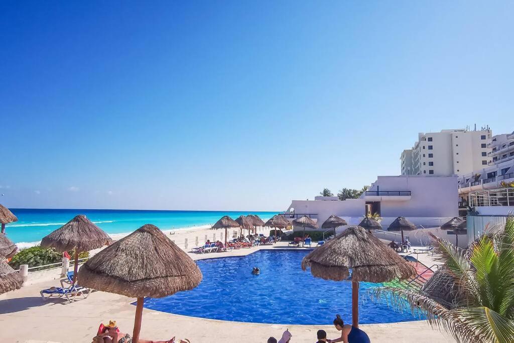 Villa Aurora Beautiful Beachfront Apartment カンクン エクステリア 写真